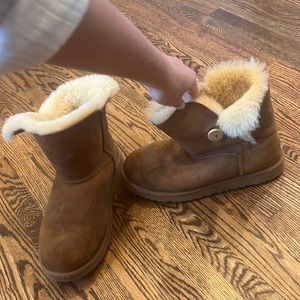 US SIZE 6 UGGS